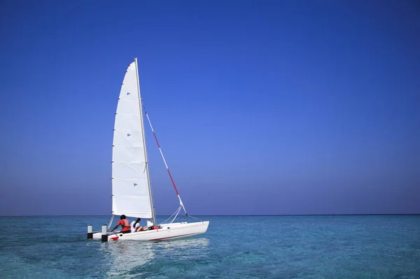 Segelboot Kleine Jacht Mit Weißem Segel Auf Den Malediven — Stockfoto