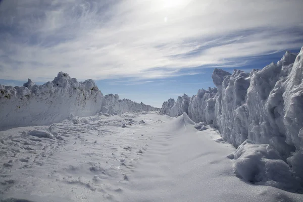 Gündüz Karlı Dağlık Arazi — Stok fotoğraf