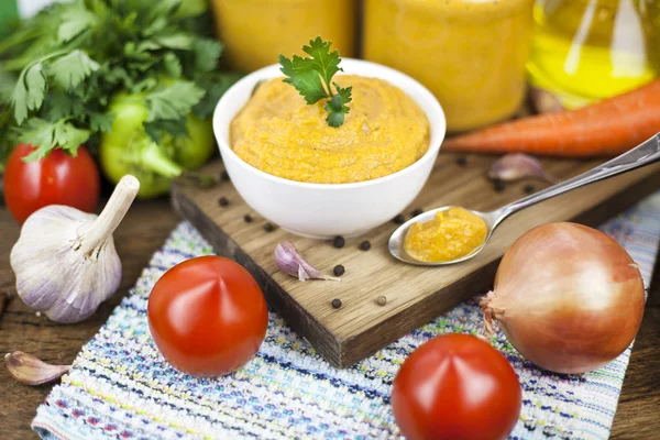 Havyar, domates ve sarımsak.