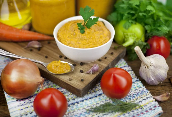 Havyar, domates ve sarımsak.