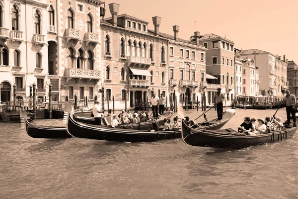Venice Italy Sierpnia 2016 Tourists Gondoli Żeglarstwo Canale Grande Stonowanych — Zdjęcie stockowe