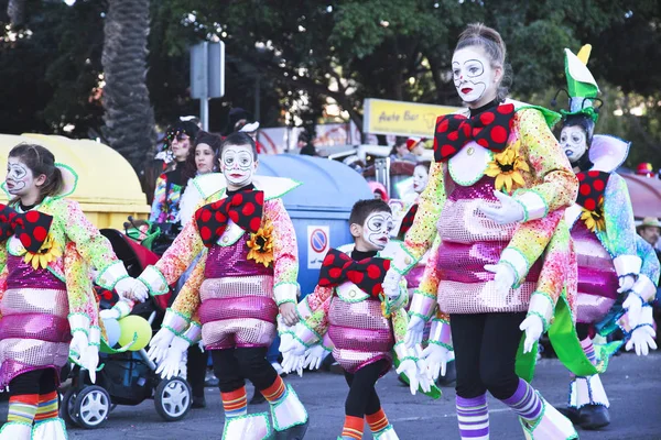 サンタクルス テネリフェ スペイン 2013年2月17日 家族の衣装ショー テネリフェ島の主要なカーニバル行列 — ストック写真