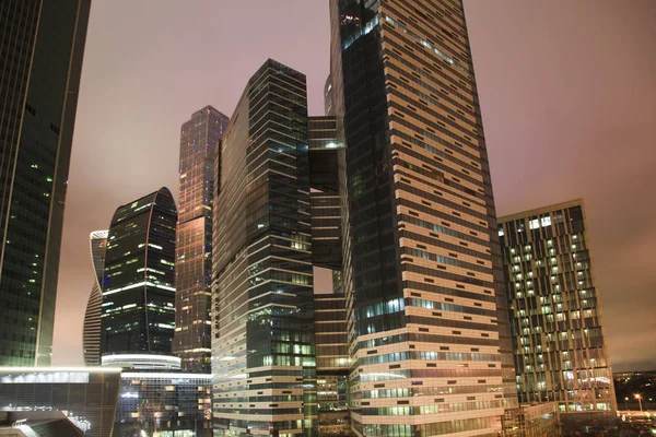 Rascacielos Por Noche Con Reflejo Rosado Cielo — Foto de Stock
