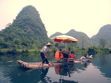 Çin, Yangshuo, Nisan 24, 2013: tepeler arasında nehir üzerinde sazsallar