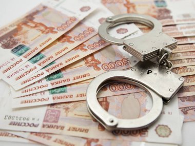 Rus beş bininci banknotların arka planı çelik kelepçeleri