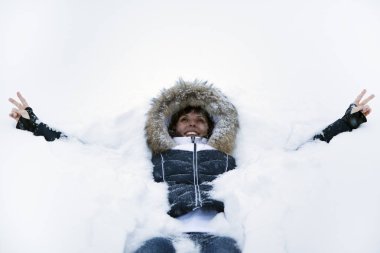  neşeli kız kar üzerinde yatıyor
