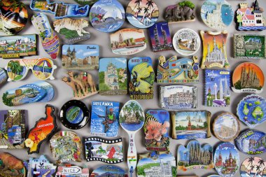 Rusya, Rostov-on-Don-13 Aralık 2017: buzdolabında farklı ülkelerden gelen mıknatıslar, editoryal.