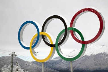Krasnaya Polyana, Sochi, Rusya Federasyonu-06 Aralık 2017: kar dağlar, editoryal arka plan üzerinde olimpik halka.