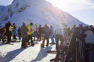 Krasnaya Polyana, Rusya Federasyonu -07 Aralık 2017: Kayak, snowboard parlak takım elbiseli vuruyor kamerada. Yazı işleri.