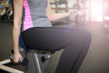 Kız koşu bandında koşuyor. Spor salonundaki aktif kız koşu bandında koşuyor.