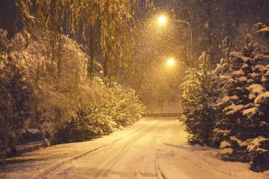 Kış, akşam, fener Yellowstone ışığında ağır kar yağışı, odak dışında.
