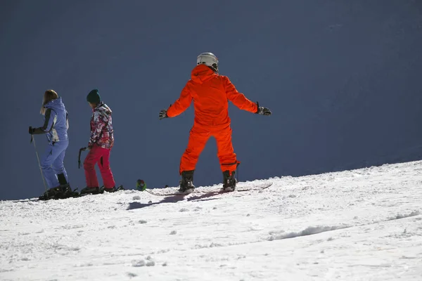 Homem Snowboard Terno Vermelho Brilhante Desce Montanha — Fotografia de Stock