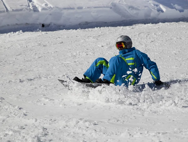 Człowiek Snowboardzie Niebieskim Kombinezon Ruchu — Zdjęcie stockowe