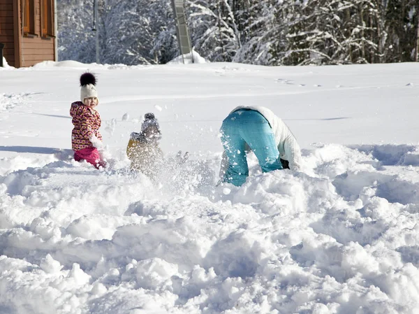 Ρωσία Σότσι Δεκεμβρίου 2017 Μαμά Και Παιδιά Που Παίζουν Χιονόμπαλες — Φωτογραφία Αρχείου