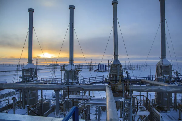 Petróleo, industria del gas. Grupo de cabezas de pozo y armadura de válvula — Foto de Stock