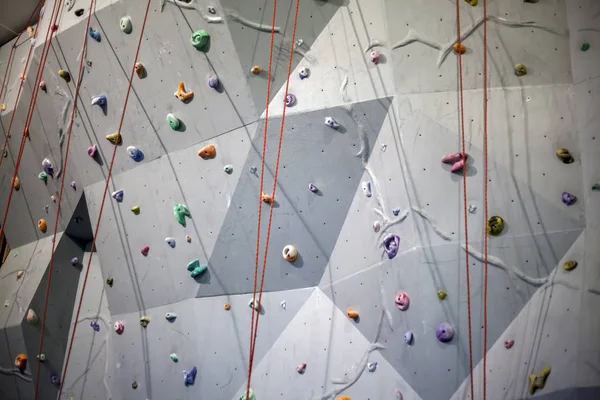 Spor salonunda duvara tırmanma ile eğitim, gri duvar tırmanışı tutar