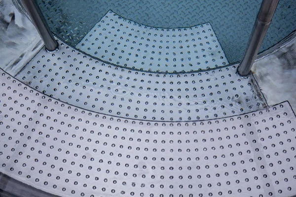 Металеві сходи в джакузі, спа-центр — стокове фото
