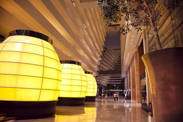 Singapore - 21 juli 2014: Interieur van het hotel lobby hotel Mari — Stockfoto