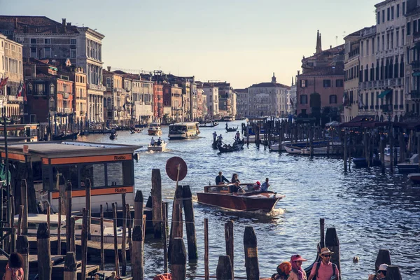 Venice.Italy. 8 월 23 일-2016: 베니스에 드의 운하에 걸어 — 스톡 사진