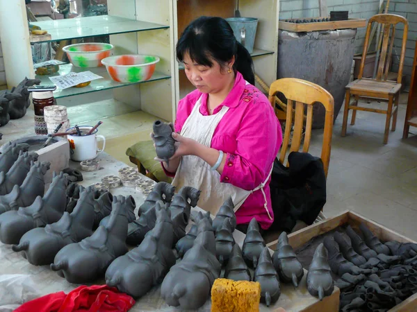 Xi'an, China-March 26, 2017: Workshops where souvenirs of the "t — Stock Photo, Image