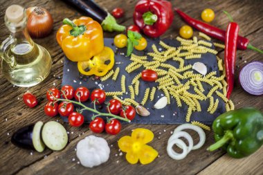  malzemelerin en iyi manzaralı koyu arka plan üzerine yemek yiyecek