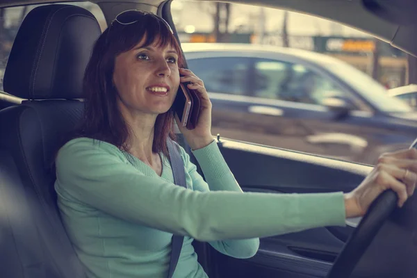 운전 중 전화 통화 하는 아름 다운 여자 — 스톡 사진