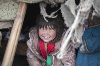 En kuzeyde Yamal, Nenet halkının otlağı, çocuklar.