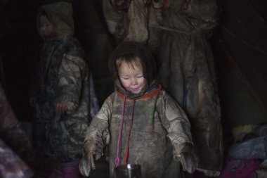 En kuzeyde Yamal, Nenet halkının otlağı, çocuklar.