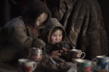 En kuzeyde Yamal, Nenet halkının otlağı, çocuklar.