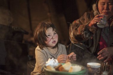 En kuzeyde Yamal, Nenet halkının otlağı, çocuklar.