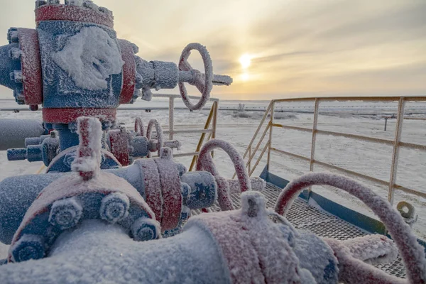 Pétrole, industrie gazière. Les têtes de puits et les raccords de vanne du groupe sont couverts — Photo