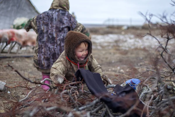 Ekstremalna północ, Yamal, pastwisko ludzi z Nenets, dzieci — Zdjęcie stockowe