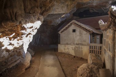 Pagoda Beach Dong, Karst Mo 'nun içinde eşsiz bir tapınaktır.