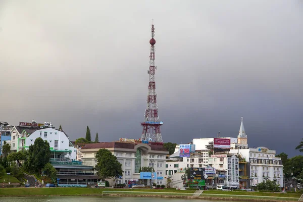 Dalat şehir merkezi, evler parlak renklerle boyanmış, bir sokak — Stok fotoğraf