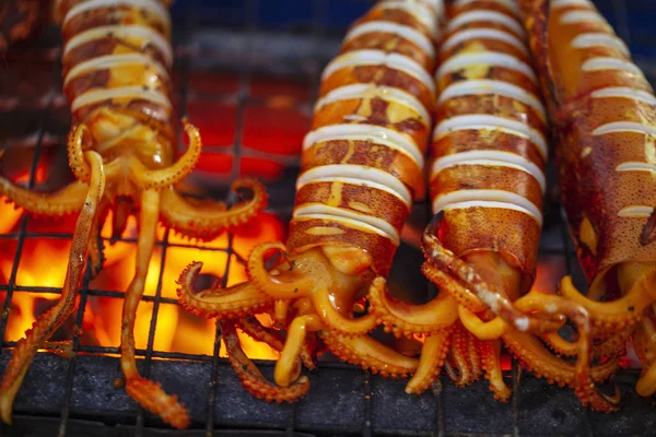 Экзотическая азиатская еда, жареные кальмары с морепродуктами — стоковое фото