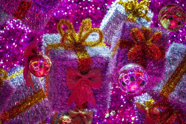 新年贺卡：美丽的圣诞树，装饰有玩具, — 图库照片