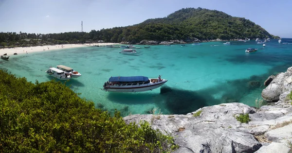 Racha (Raya) resort ilha perto de Phuket ilha, Tailândia em uma soma — Fotografia de Stock