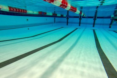 Yüzme havuzunda geniş açılı sualtı fotoğrafı.