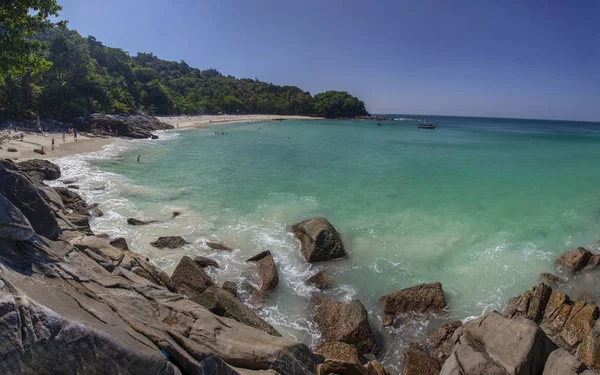 Phuket, thailand. Freiheitsstrand an einem sonnigen Tag. — Stockfoto