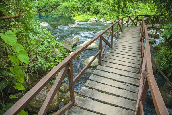 Puente de bambú sobre el río en fuente desconocida "Mooc Spring Eco — Foto de Stock