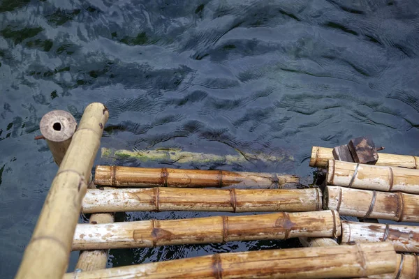 Бамбуковий міст над річкою в Невідомому джерелі "Mooc Spring Eco — стокове фото