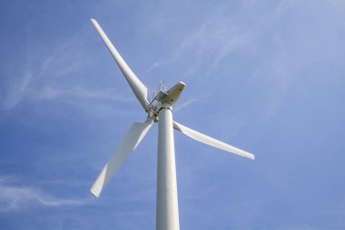 Rüzgâr jeneratörünün büyük pervaneleri.