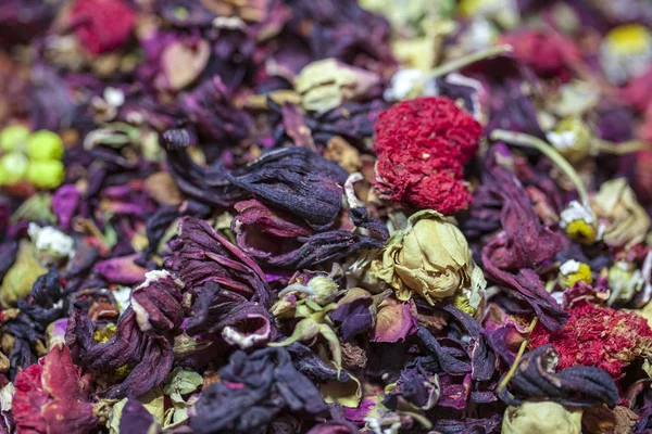 Bakgrund av blommigt svart te, med rosenblad, — Stockfoto