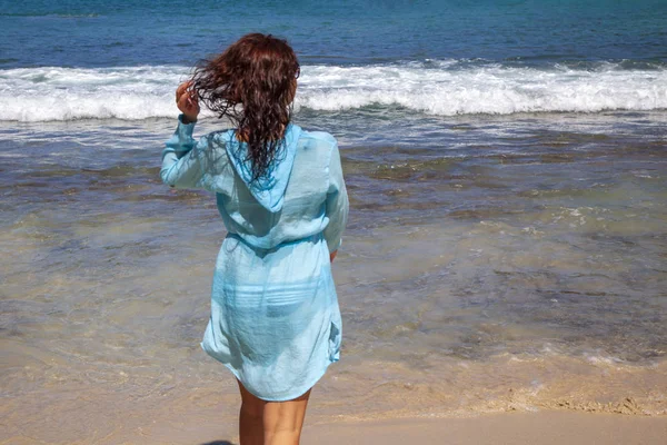 Chica joven en la playa del paraíso, se encuentra en la playa, ver fr — Foto de Stock