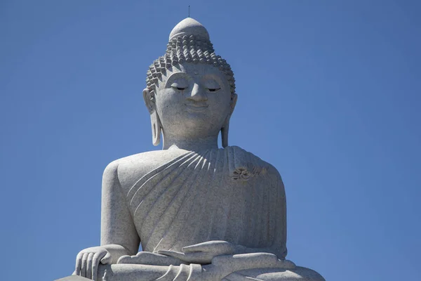 Статуя Будды находится на вершине холмов Наккерд. Большой Будда П — стоковое фото