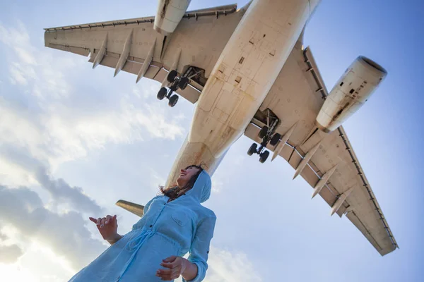 Mai Khao beach near Phuket Airport. A girl jumping to air plane — Stock Photo, Image