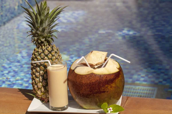 Cocktail de noix de coco tropicale au bord de la piscine — Photo
