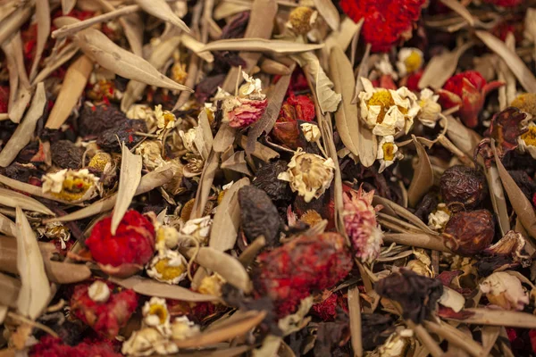 Bakgrund av blommigt svart te, med rosenblad, Svart te med — Stockfoto