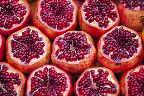 Frutas deliciosas em uma barraca, variedade de frutas maduras saudáveis cortadas — Fotografia de Stock