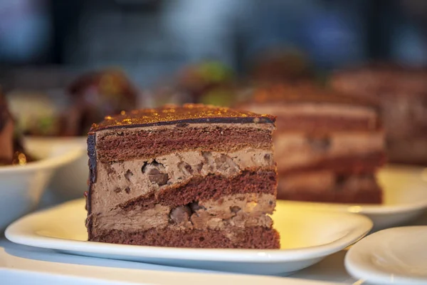 Csokoládé torta dióval, torta dióval, aszalt szilvával és szárított — Stock Fotó